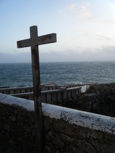 Croix solitaire faisant face à l'océan