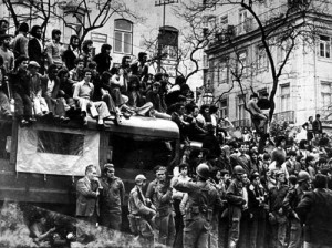 Le peuple et l'arm&eacute;e attendent la r&eacute;dition du dictateur Marcelo Caetano